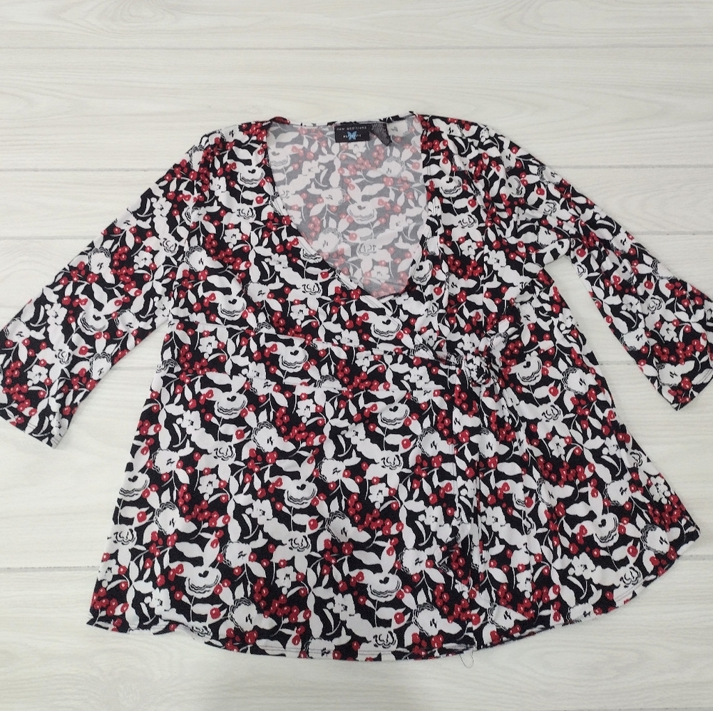 New Additions Maternity Women's Stretch floral Top Size Large.